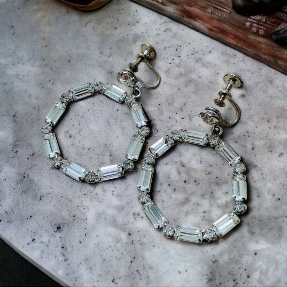 Vintage Silver Tone Screw Back Rhinestone Classic Sparkling Circle Earrings